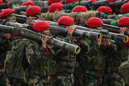 Em resposta ao EUA, Maduro convocou 4,5 milhões de militares e exibiu o arsenal de armas da Venezuela