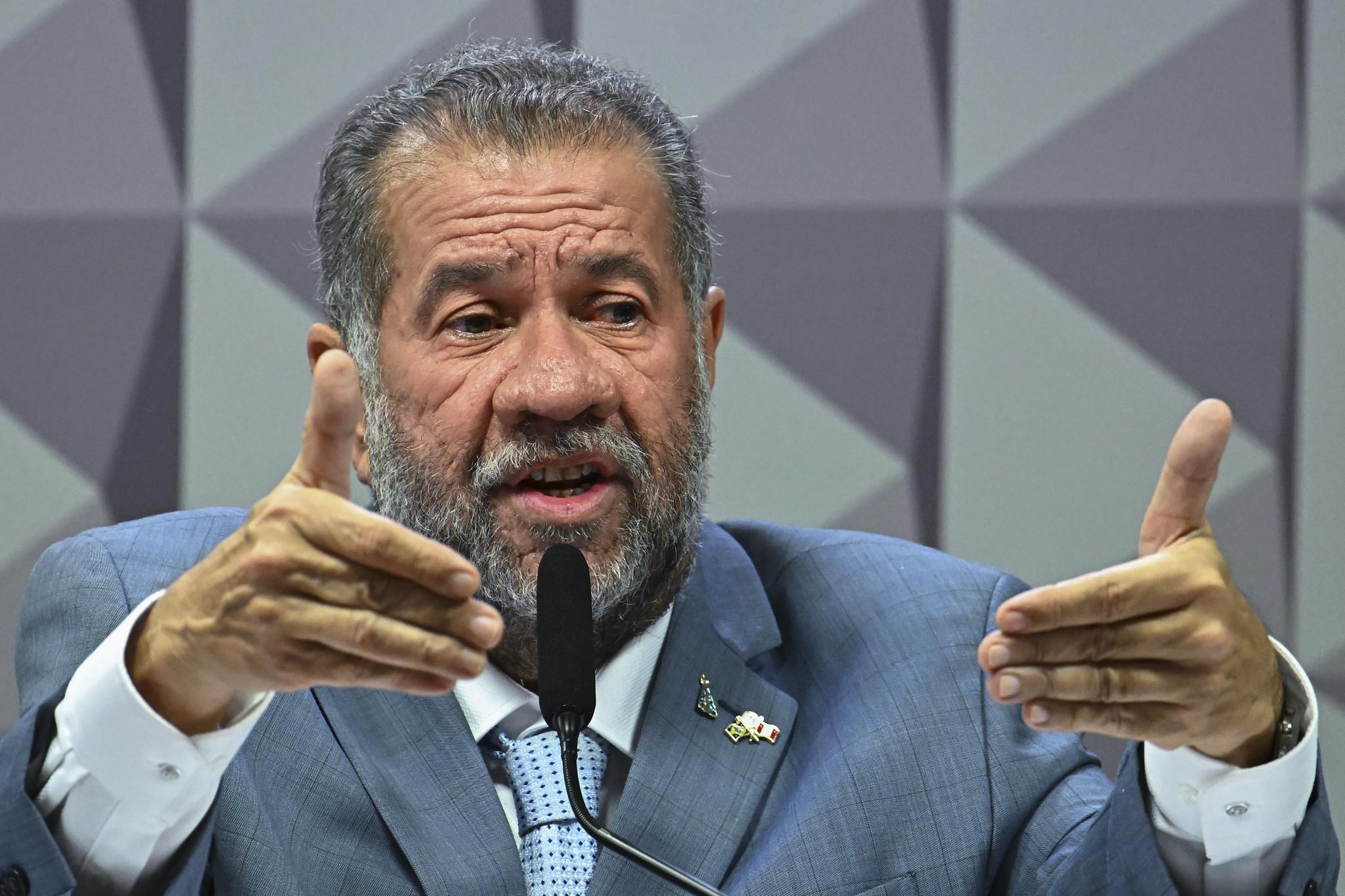 CPMI adia votação de quebras de sigilo de Carlos Lupi, ex-ministro da Previdência, investigado após operação da PF sobre fraudes no INSS