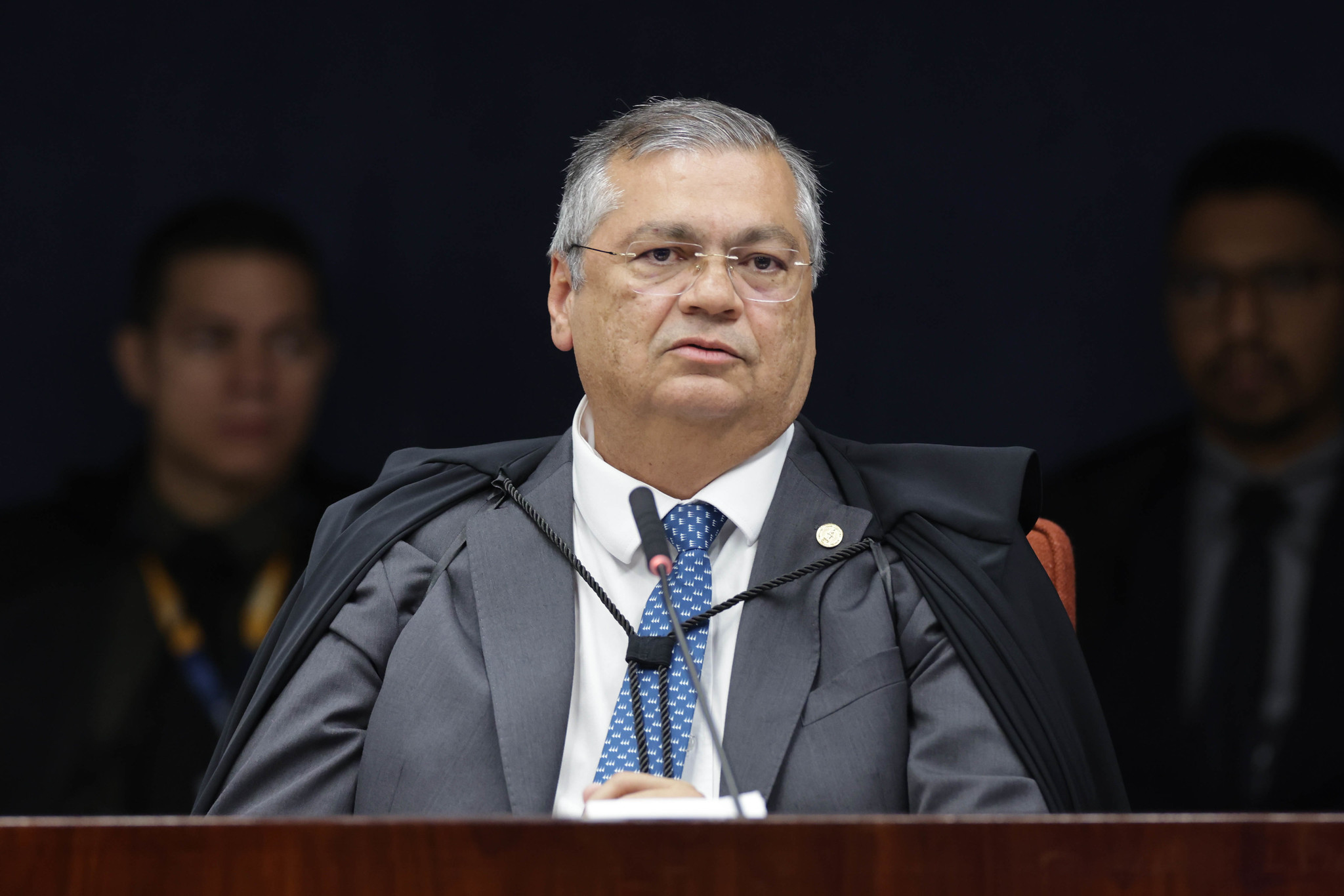 Flávio Dino acompanha Alexandre de Moraes e reforça maioria no STF para manter cumprimento de penas de Bolsonaro e aliados
