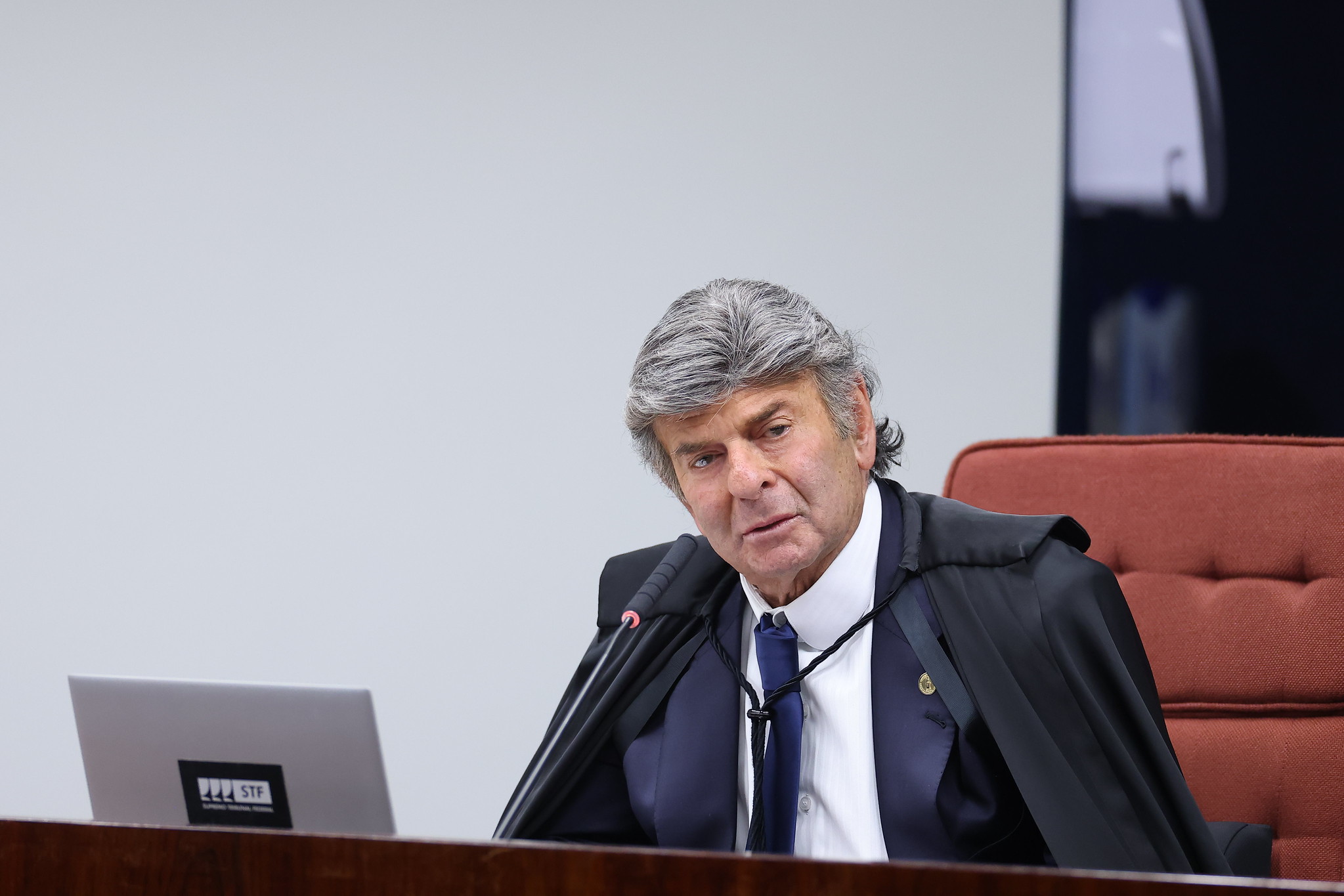 Em voto no STF, Luiz Fux cita protestos de 2013 e afirma que turbas não configuram golpe. Ministro critica tese da PGR sobre dolo em longo prazo
