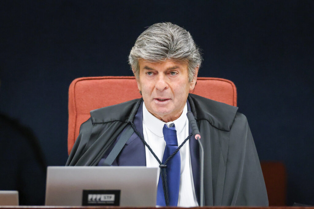 Luiz Fux vota pela manutenção da delação de Mauro Cid e acompanha Alexandre de Moraes e Flávio Dino no julgamento contra Bolsonaro