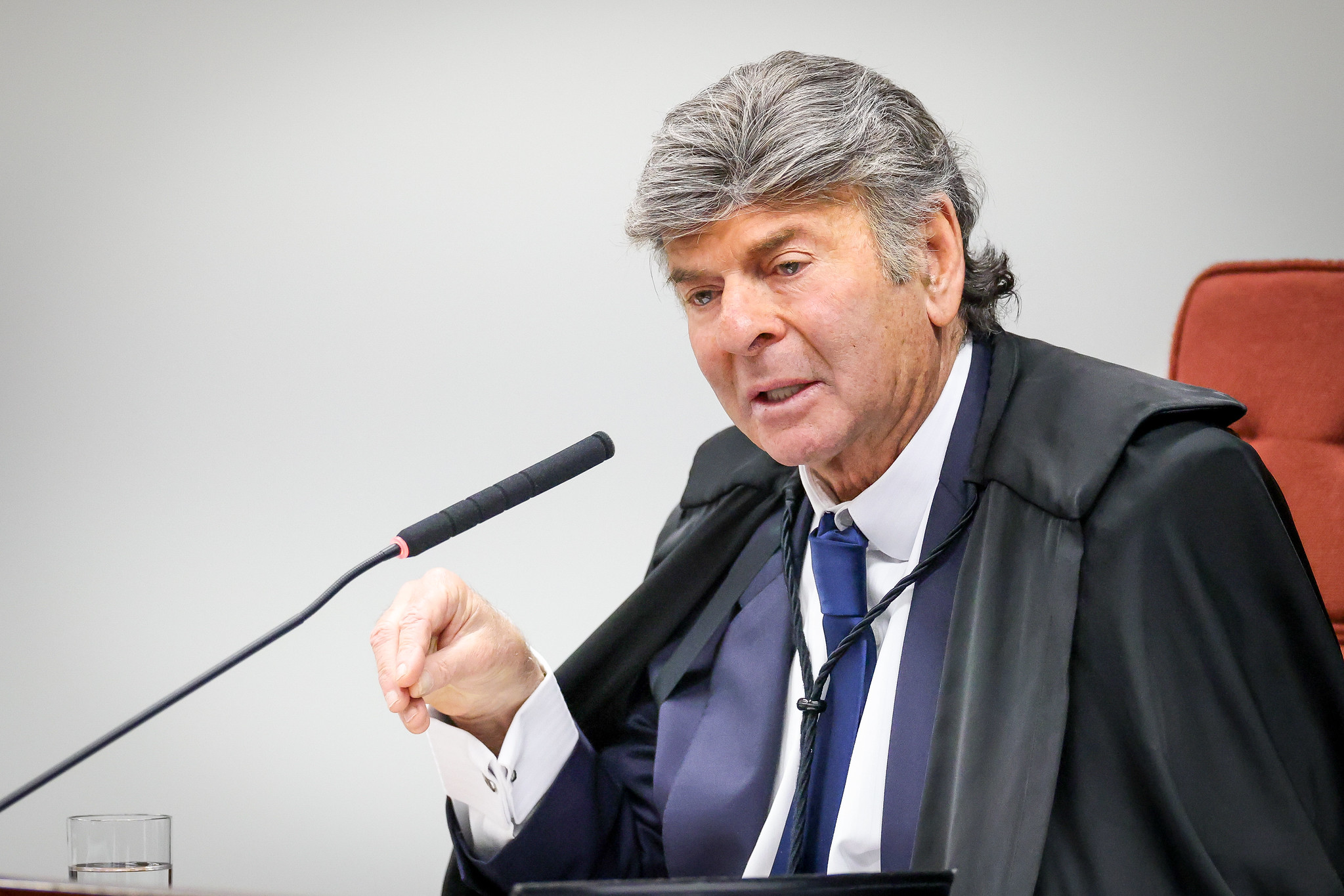Ministro Luiz Fux defende que STF evite julgar pautas do Congresso e diz que excesso de decisões causa “desprestígio” ao Judiciário