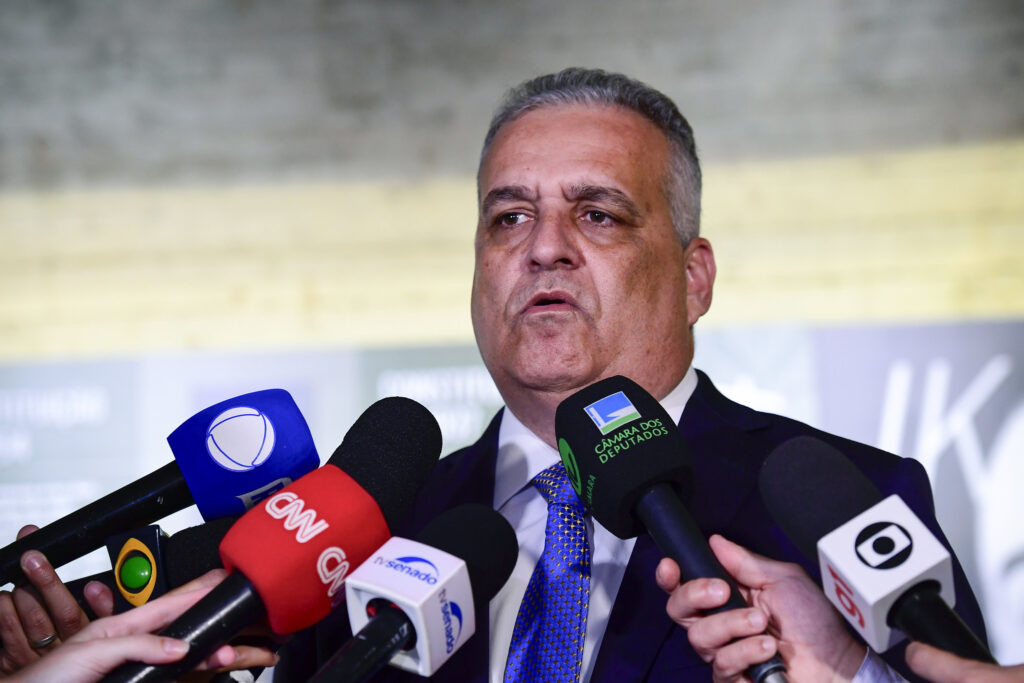 Relator da CPMI do INSS, Alfredo Gaspar, aponta desvio de mais de R$ 6 bilhões e denuncia “máfia da Previdência” envolvendo associações