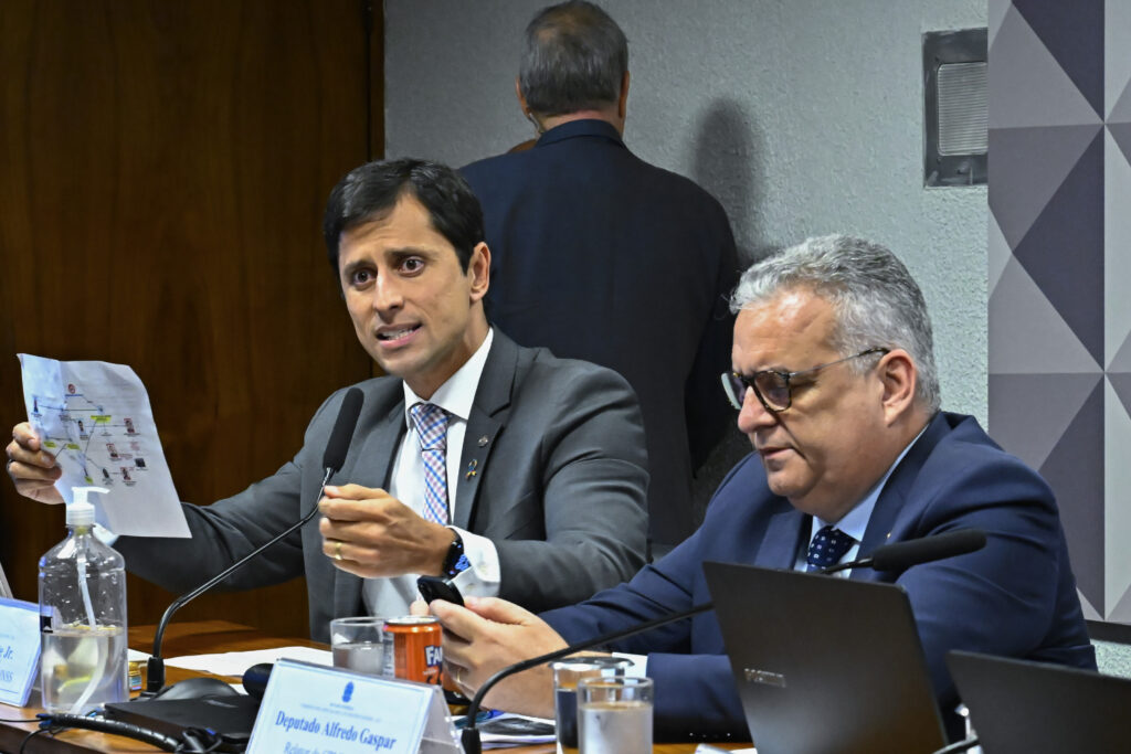 Mesa: vice-presidente da CPMI - INSS, deputado Duarte Jr. (PSB-MA) - em pronunciamento; relator da CPMI - INSS, deputado Alfredo Gaspar (União-AL). Foto: Waldemir Barreto/Agência Senado