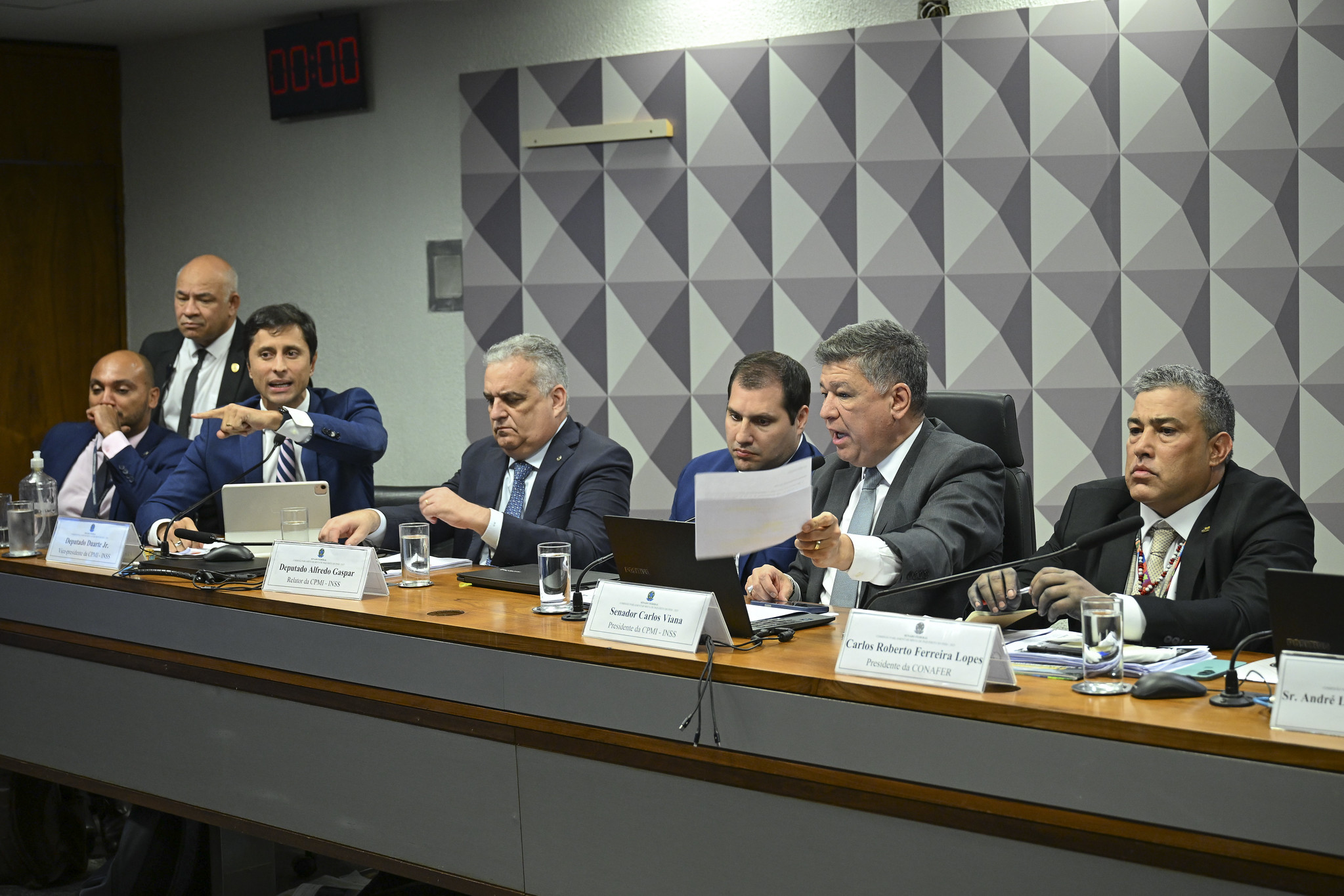 PT processa cinco parlamentares da CPMI do INSS por falas que associam Lula e o partido a desvios de aposentadorias; ações pedem R$ 30 mil por danos morais.