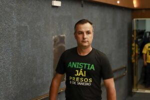 Júlio César de Oliveira Júnior, filho de um réu de 76 anos preso após os atos de 8 de janeiro.