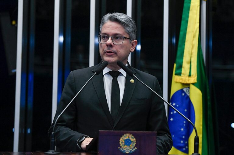 Senador Vieira reage a ação movida por familiares de Moraes