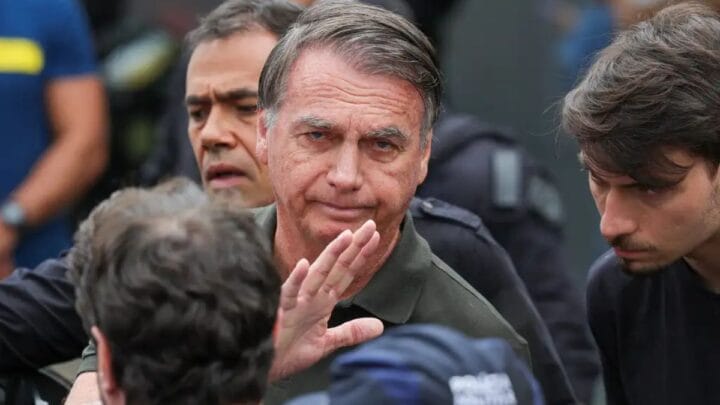 Bolsonaro cumprimenta apoiadores após sair de hospital