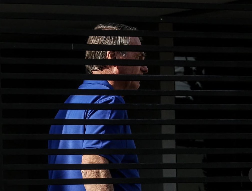 Texto do PL da Anistia diminuiria a pena de Jair Bolsonaro.