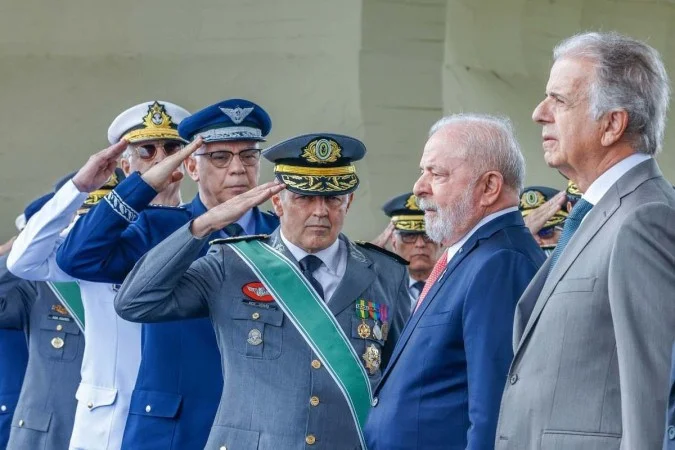 Comandantes do Exército, Marinha e Aeronáutica batem continência para Lula e Múcio, ministro da defesa