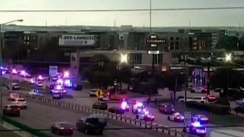 Atirador dispara de prédio adjacente contra escritório do ICE em Dallas; polícia isola área. Unidade já recebeu mais de 8 mil detidos.
