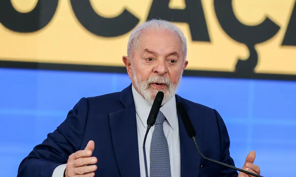 Lula propõe imposto global de 2% sobre super-ricos e volta a defender taxação de grandes fortunas, pauta criticada por setores liberais.