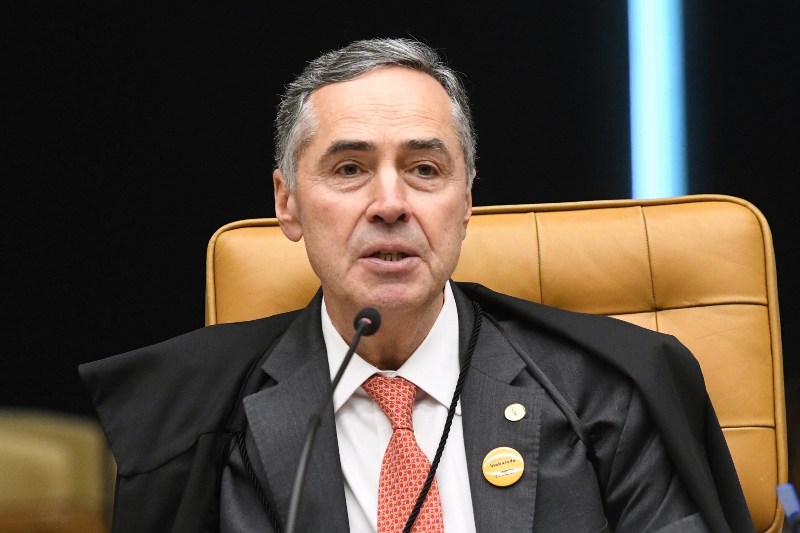Lula afirma que ainda não escolheu substituto de Barroso no STF e diz buscar “um nome gabaritado”, em meio a críticas sobre influência do governo no Judiciário.