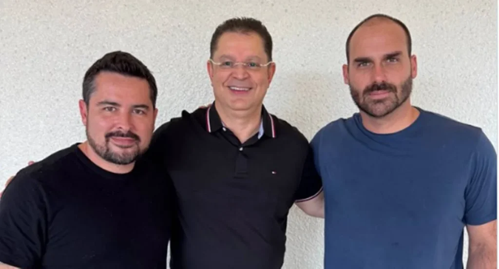 Sóstenes Cavalcante ao lado do deputado Eduardo Bolsonaro e do jornalista Paulo Figueiredo