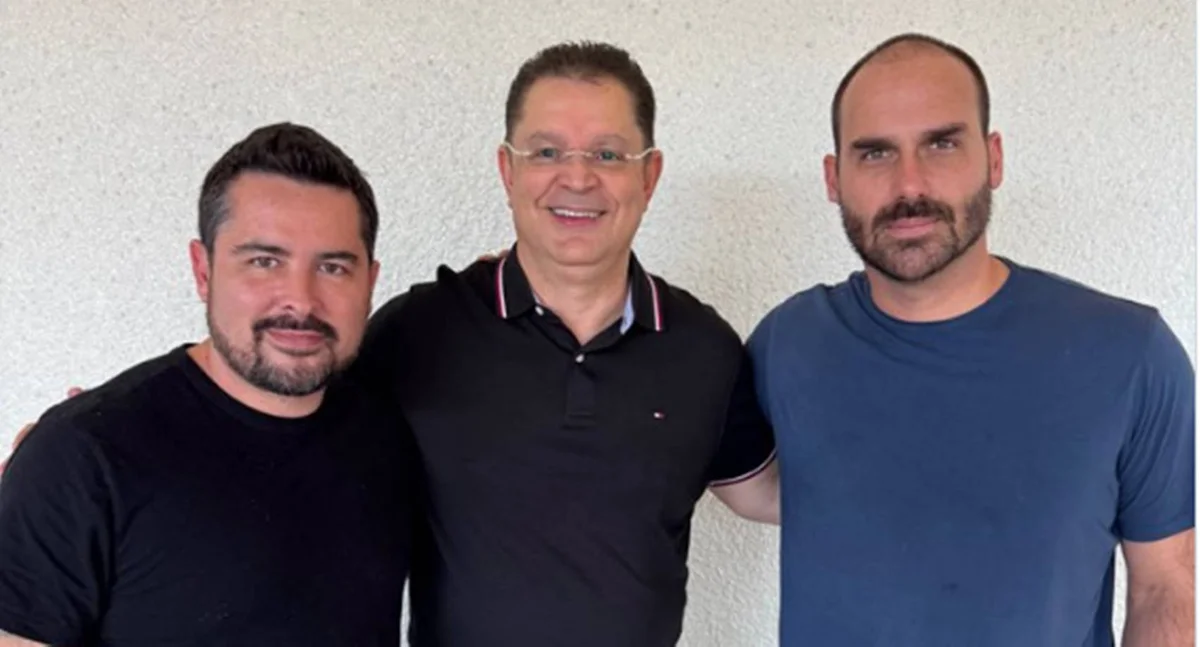 Sóstenes Cavalcante ao lado do deputado Eduardo Bolsonaro e do jornalista Paulo Figueiredo