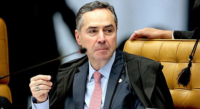 Marco Aurélio Mello classificou como precipitada a aposentadoria de Luís Roberto Barroso do STF e disse que “a vaidade derrotou a toga”.