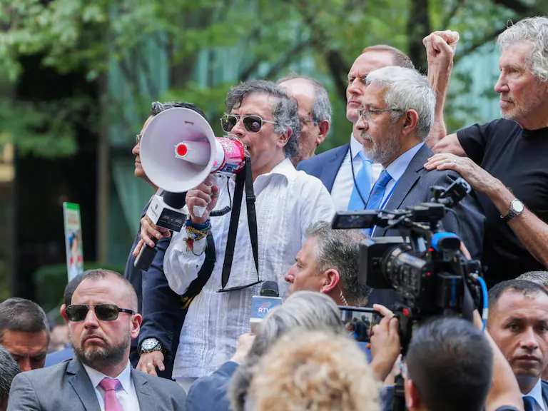 Durante uma manifestação na Times Square, o presidente da Colômbia, Gustavo Petro, usou um megafone para pedir aos soldados dos Estados Unidos que “desobedeçam a ordem de Trump”.