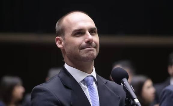 Ciro Nogueira afirma que Eduardo Bolsonaro prejudica a estratégia da direita para 2026; Centrão assume coordenação da campanha e reforça rejeição ao filho do ex-presidente.