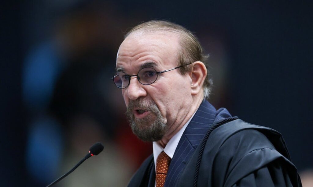 Advogado de Mauro Cid, Cezar Bitencourt rasgou elogios aos ministros