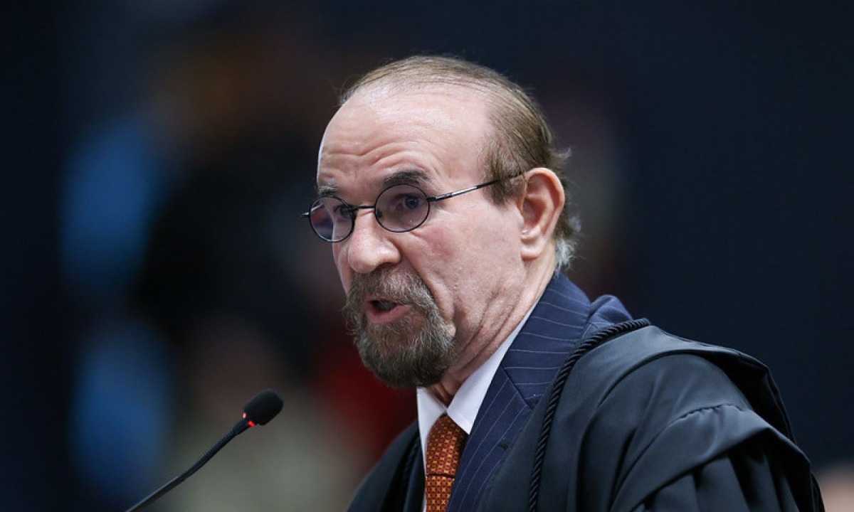 Advogado de Mauro Cid, Cezar Bitencourt rasgou elogios aos ministros