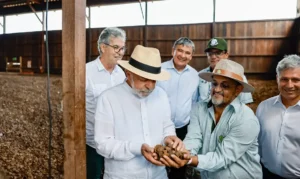 Lula durante visita em fazenda no Acre