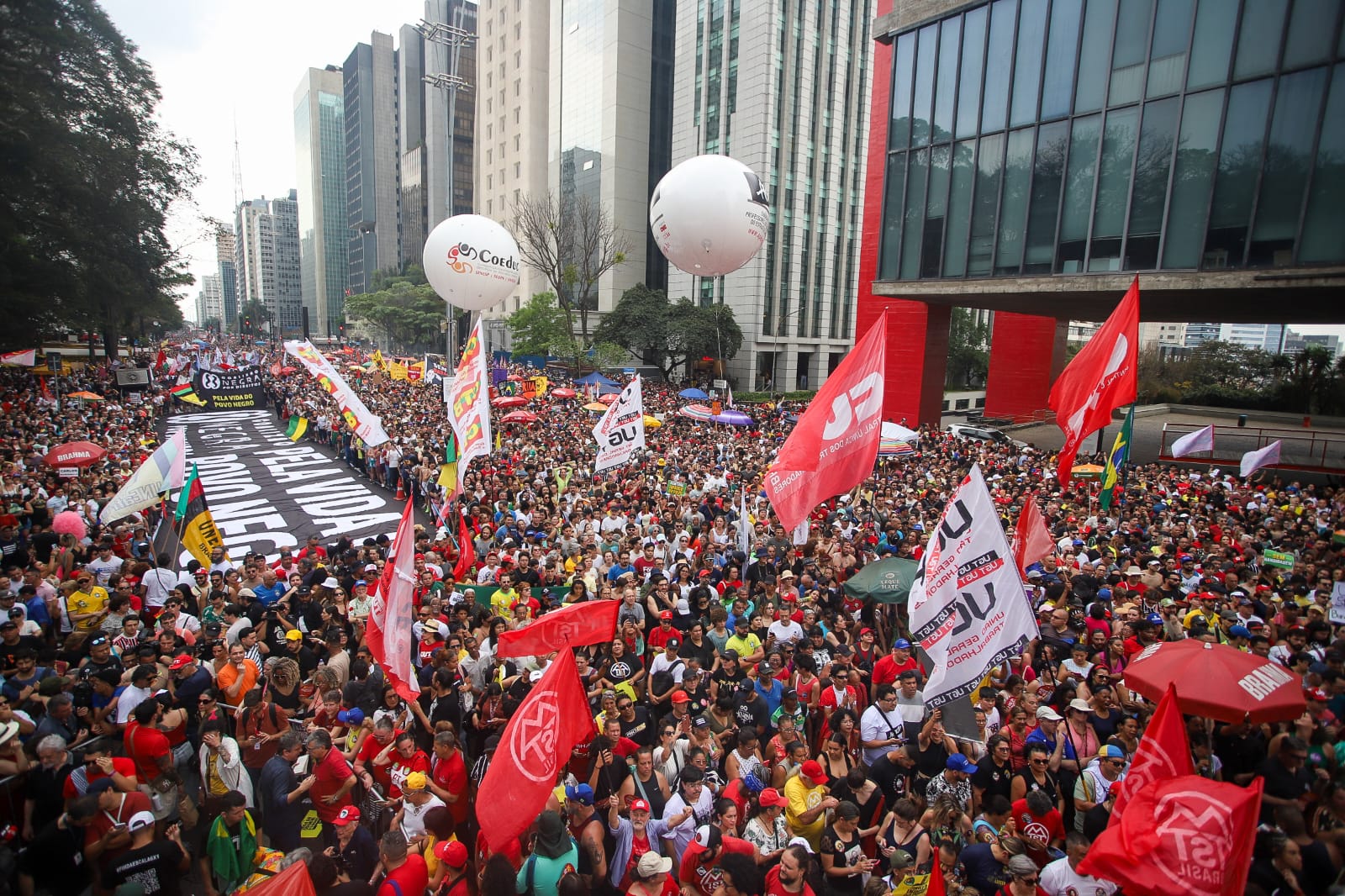 Domingo vermelho: Manifestantes de esquerda vão às ruas contra anistia e pec da blindagem