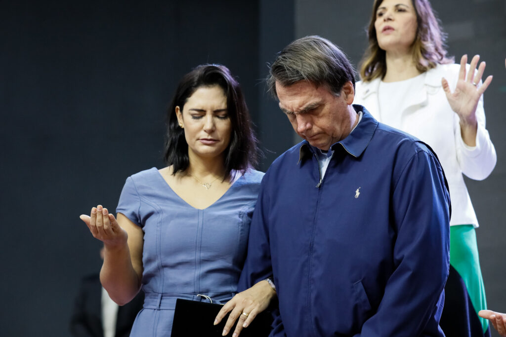 Alexandre de Moraes autoriza visitas permanentes de Michelle Bolsonaro a Jair Bolsonaro e regulamenta envio de cartas na PF