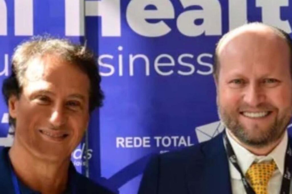 Maurício Camisotti e Nelson Wilians em evento do grupo Total Health. Maurício Camisotti, preso em 12 de setembro, controlava três entidades envolvidas na “farra” de descontos indevidos sobre aposentadorias do INSS.