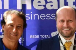 Maurício Camisotti e Nelson Wilians em evento do grupo Total Health. Maurício Camisotti, preso em 12 de setembro, controlava três entidades envolvidas na “farra” de descontos indevidos sobre aposentadorias do INSS.