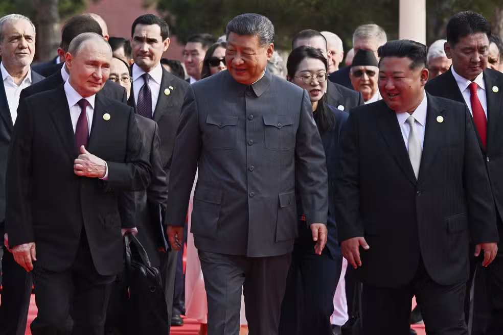 Autoritaria Putin, Xi Jinping e Kim Jong Un; Trump critica