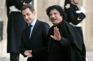 Nicolas Sarkozy e Muammar Gaddafi. 