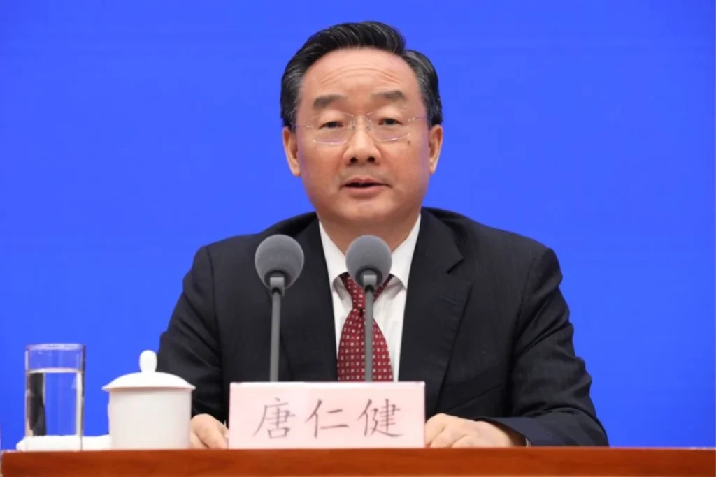 China condena o ex-ministro Tang Renjian à morte por propina de US$ 37,6 milhões; execução fica suspensa por dois anos.