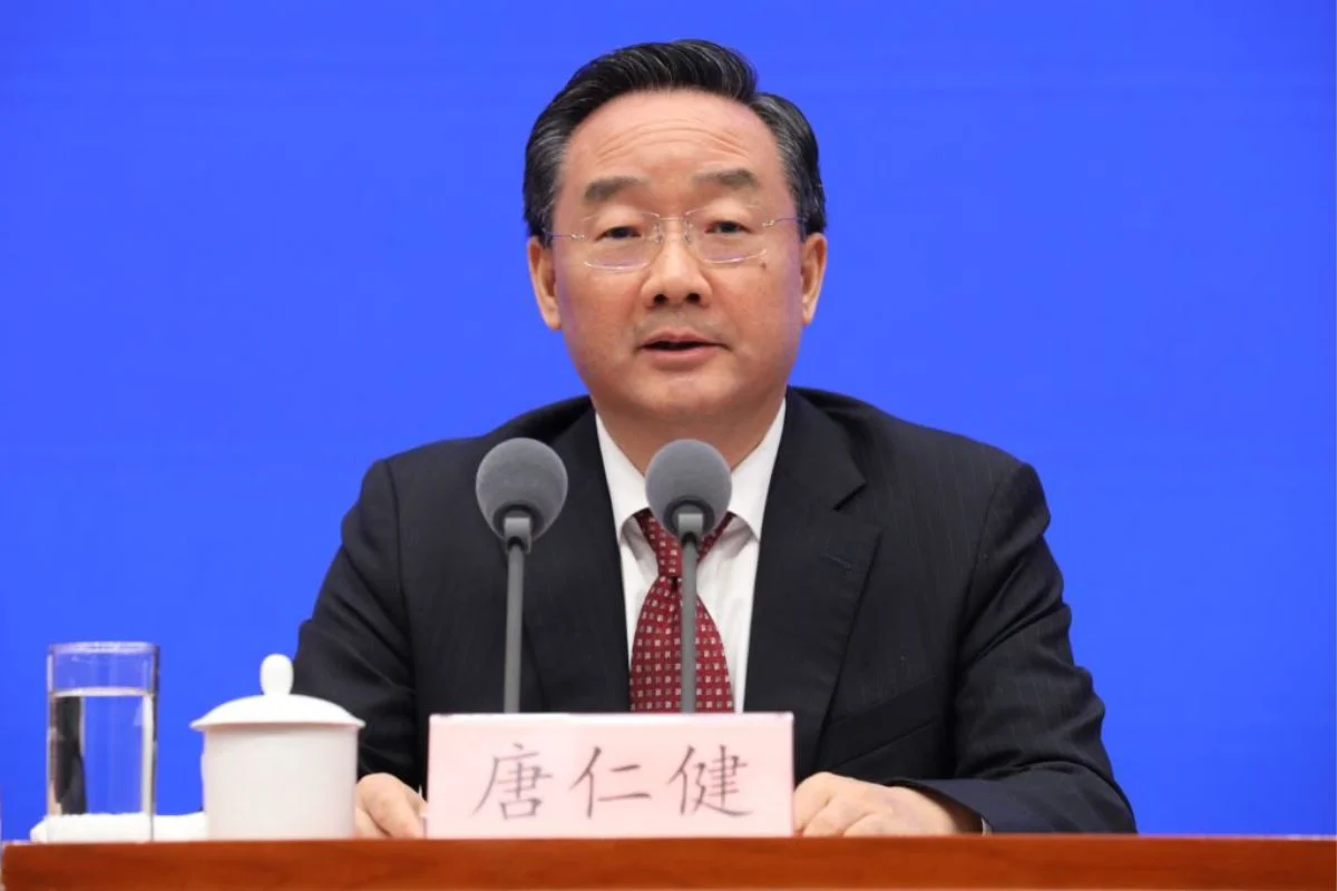 China condena o ex-ministro Tang Renjian à morte por propina de US$ 37,6 milhões; execução fica suspensa por dois anos.