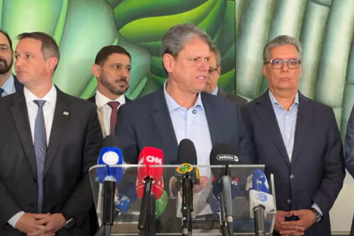 Tarcísio descarta envolvimento do PCC em casos de intoxicação por metanol em SP