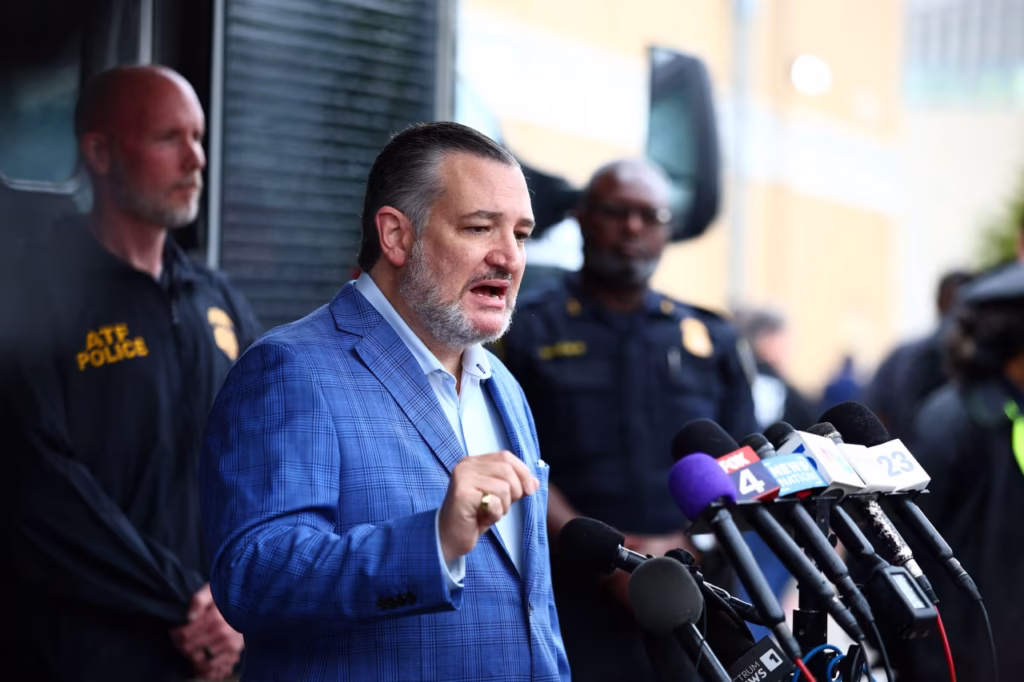 Ted Cruz condena violência “politicamente motivada” e pede fim da retórica que demoniza ICE e CBP.