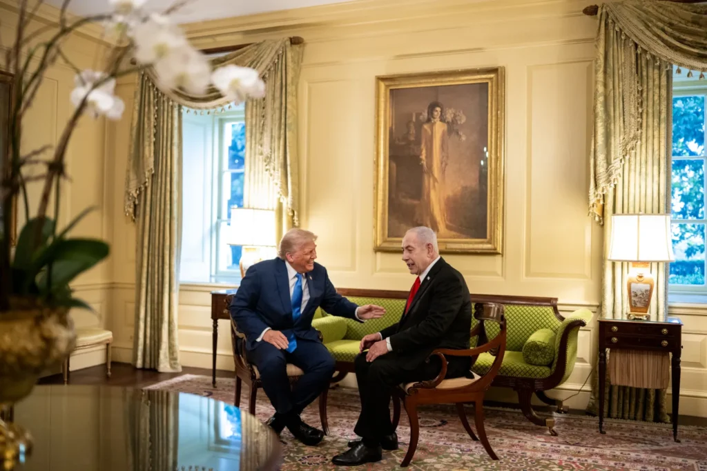Trump recebe Netanyahu na Casa Branca, diz estar “muito confiante” em acordo para Gaza e pressiona Congresso por resolução “limpa” para evitar shutdown.