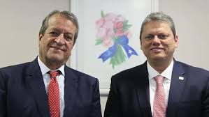 Valdemar Costa Neto, presidente do PL, e Tarcísio de Freitas, filiado ao Republicanos