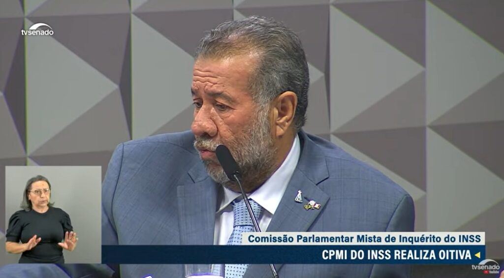 CPMI do INSS toma depoimento de Carlos Lupi, que deixou a pasta após operação da PF sobre descontos ilegais em aposentadorias e pensões.