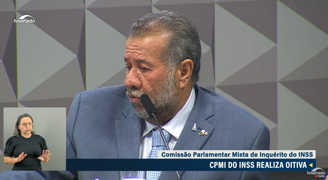 CPMI do INSS toma depoimento de Carlos Lupi, que deixou a pasta após operação da PF sobre descontos ilegais em aposentadorias e pensões.