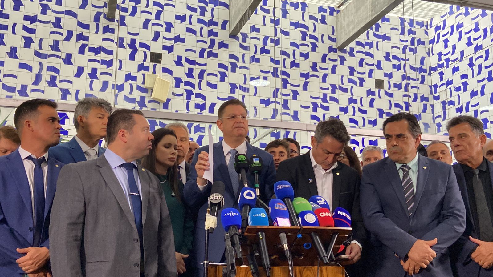 A deputada Caroline de Toni (PL-SC) anunciou que estava renunciando ao cargo em favor de Eduardo Bolsonaro