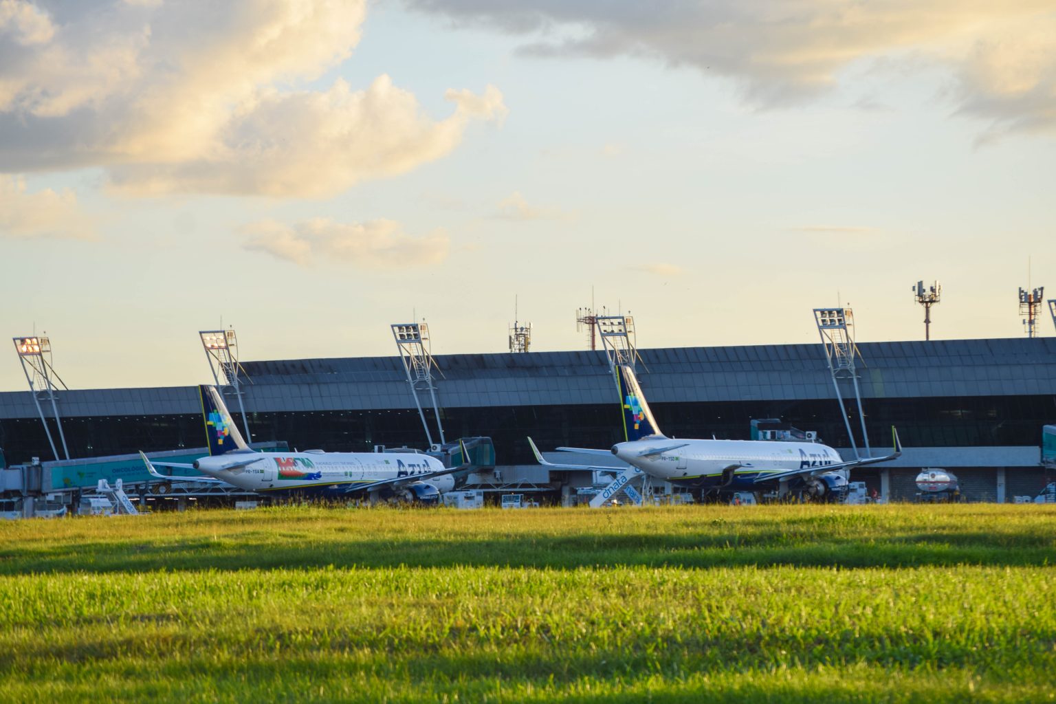 PF prende passageiro após falsa ameaça de bomba no Aeroporto de Belém; voo da Azul é cancelado e material é apreendido para perícia.