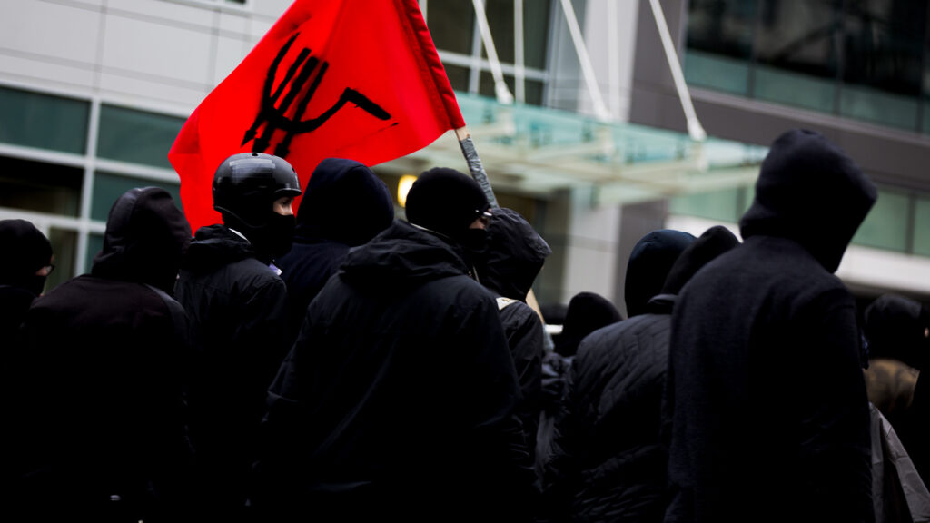 Militantes Antifa marcham em Washington D.C. no dia da posse de Trump em seu primeiro mandato, 2017. Foto: Johnny Silvercloud