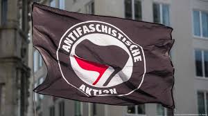 "Ação antifascista": bandeira do movimento Antifa durante manifestação na AlemanhaFoto: picture-alliance/ZUMAPRESS.com/S. Babbar