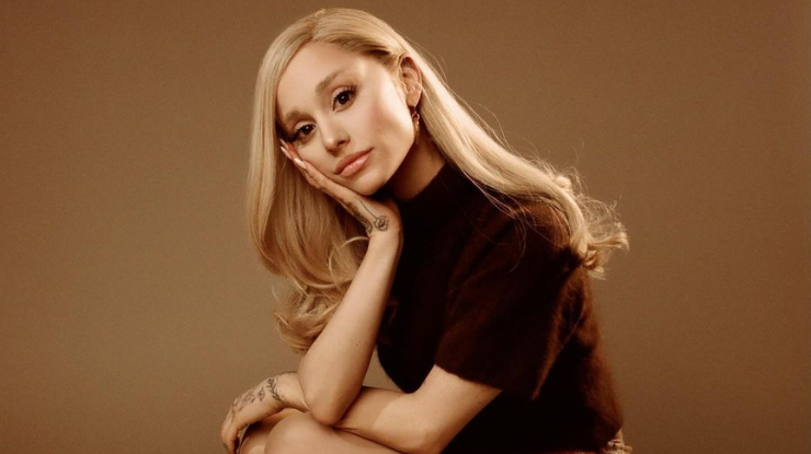 Ariana Grande republica texto de Matt Bernstein com críticas a Trump e questiona eleitores sobre “250 dias” de governo, citando imigração e liberdade de expressão.