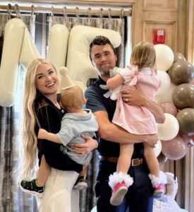 Charlie Kirk com sua esposa e filhos