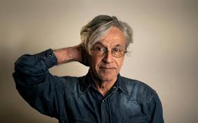 Caetano Veloso busca receber herança de Olavo de Carvalho