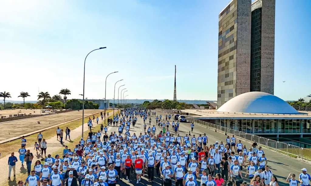 Lula participa de corrida pelos 95 anos do MEC em Brasília e fala em “soberania pela educação”. Oposição critica ato como propaganda política.