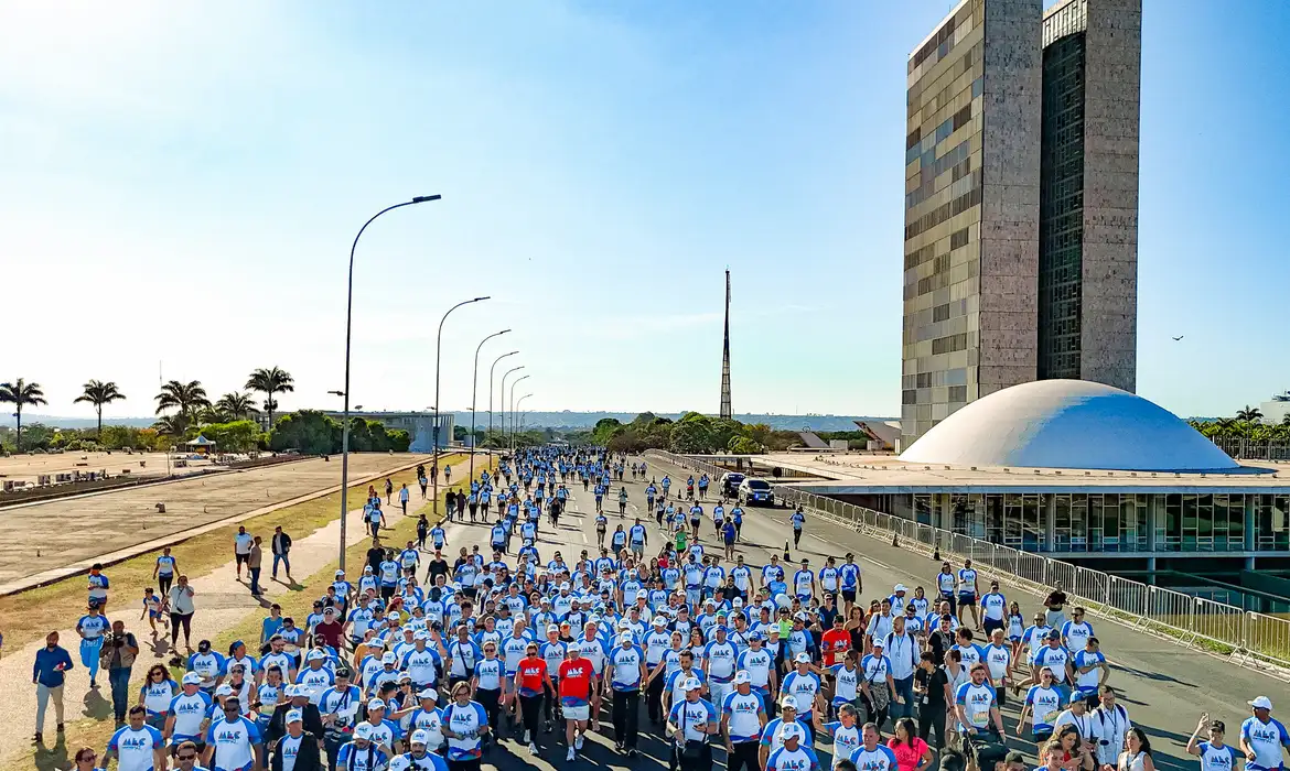 Lula participa de corrida pelos 95 anos do MEC em Brasília e fala em “soberania pela educação”. Oposição critica ato como propaganda política.
