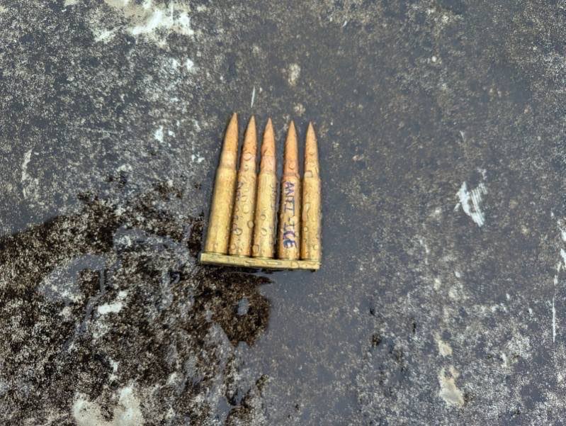 Munição encontrada próximo ao corpo do atirador, hoje, no Texas. Foto: Reprodução X/FBI.