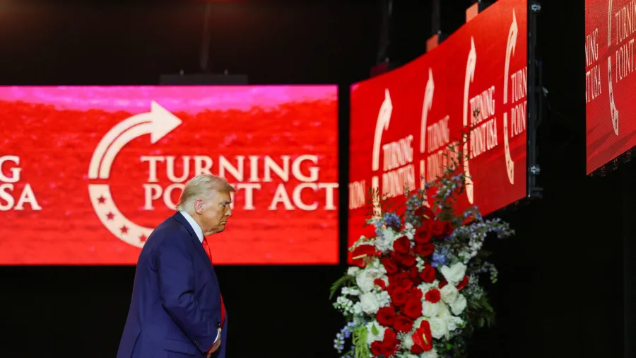 Donald Trump durante funeral de Charlie Kirk, no Arizona. Imagem: Daniel Cole/Reuters